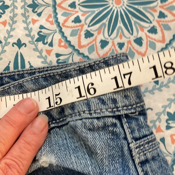 Apt 9 Distressed Jean shorts size 10 - Picture 8 of 10